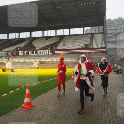 07.12.2025 - St. Pauli X-Mass-Run No. 15 Fabian Wolf http://msf.ph/oto/9365269 07.12.2025 10:12:03 Ziel 756, 1389, 1526, 1687, 1688, 1833, 2177, 2906, 3767, 3870, 3932, 3935, 4658 meine-sportfotos.de