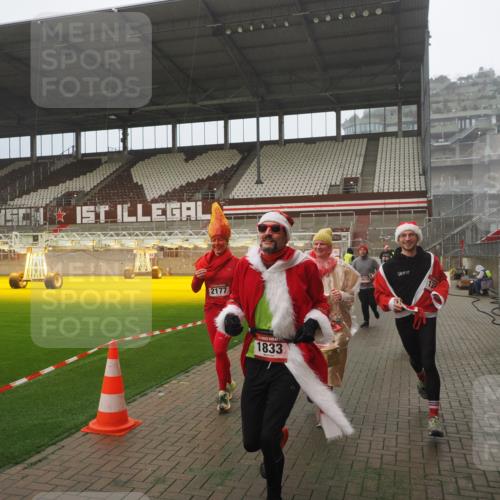 07.12.2025 - St. Pauli X-Mass-Run No. 15 Fabian Wolf http://msf.ph/oto/9365271 07.12.2025 10:12:03 Ziel 756, 1389, 1526, 1687, 1688, 1833, 2177, 2906, 3767, 3870, 3932, 3935, 4658 meine-sportfotos.de
