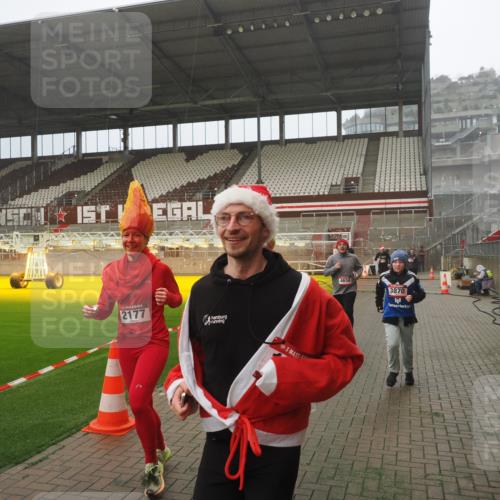 07.12.2025 - St. Pauli X-Mass-Run No. 15 Fabian Wolf http://msf.ph/oto/9365275 07.12.2025 10:12:04 Ziel 756, 1389, 1526, 1687, 1688, 1833, 2177, 2906, 3870, 3932, 3935, 4658 meine-sportfotos.de