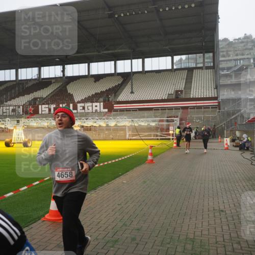 07.12.2025 - St. Pauli X-Mass-Run No. 15 Fabian Wolf http://msf.ph/oto/9365282 07.12.2025 10:12:06 Ziel 756, 1389, 1526, 1687, 1688, 1833, 2177, 3870, 3932, 3935, 4658 meine-sportfotos.de