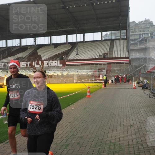 07.12.2025 - St. Pauli X-Mass-Run No. 15 Fabian Wolf http://msf.ph/oto/9365294 07.12.2025 10:12:14 Ziel 1389, 1526, 1833, 2177, 3870, 4658 meine-sportfotos.de