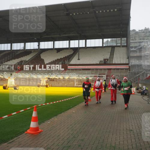 07.12.2025 - St. Pauli X-Mass-Run No. 15 Fabian Wolf http://msf.ph/oto/9365299 07.12.2025 10:12:26 Ziel 1070, 1072, 1074, 1077, 2758, 2760 meine-sportfotos.de