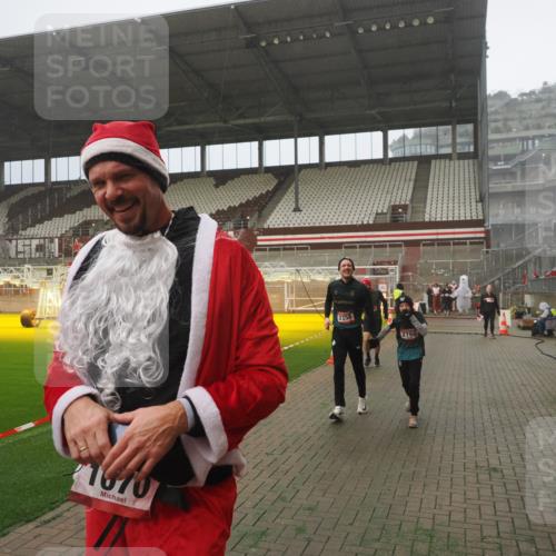 07.12.2025 - St. Pauli X-Mass-Run No. 15 Fabian Wolf http://msf.ph/oto/9365322 07.12.2025 10:12:33 Ziel 1070, 1072, 1074, 1077, 2758, 2760, 2770, 3585 meine-sportfotos.de