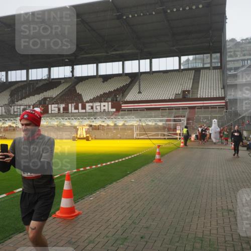 07.12.2025 - St. Pauli X-Mass-Run No. 15 Fabian Wolf http://msf.ph/oto/9365334 07.12.2025 10:12:36 Ziel 1070, 1072, 1074, 1077, 2758, 2760, 2770, 3428, 3514, 3585, 3799, 3834, 3836 meine-sportfotos.de