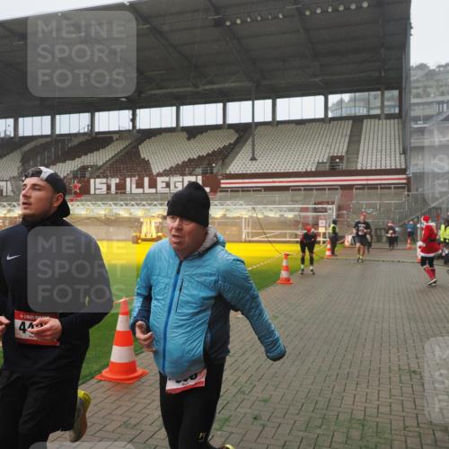 07.12.2025 - St. Pauli X-Mass-Run No. 15 Fabian Wolf http://msf.ph/oto/9365374 07.12.2025 10:12:57 Ziel 9, 18, 80, 938, 1397, 2687, 3040, 3551, 3557, 4487 meine-sportfotos.de