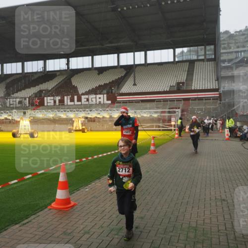 07.12.2025 - St. Pauli X-Mass-Run No. 15 Fabian Wolf http://msf.ph/oto/9365390 07.12.2025 10:13:05 Ziel 80, 1126, 1397, 1733, 2687, 2711, 2712, 3588, 3589, 4487 meine-sportfotos.de