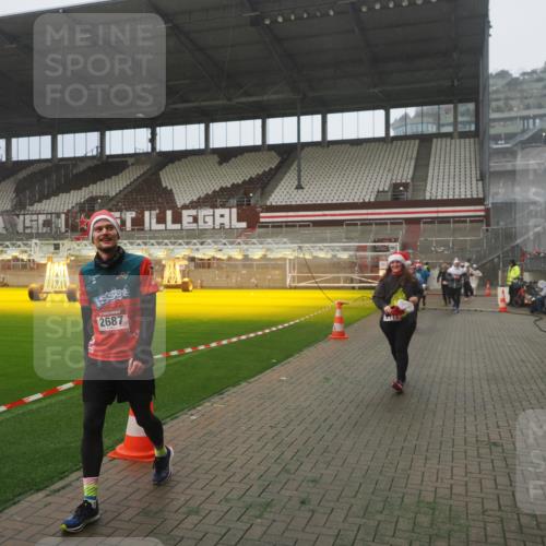 07.12.2025 - St. Pauli X-Mass-Run No. 15 Fabian Wolf http://msf.ph/oto/9365395 07.12.2025 10:13:07 Ziel 80, 1126, 1397, 1733, 2687, 2711, 2712, 3588, 3589, 4487, 4664 meine-sportfotos.de