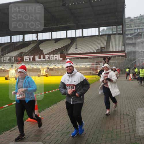 07.12.2025 - St. Pauli X-Mass-Run No. 15 Fabian Wolf http://msf.ph/oto/9365416 07.12.2025 10:13:15 Ziel 1044, 1126, 1397, 1733, 2711, 2712, 3588, 3589, 4081, 4082, 4083, 4664 meine-sportfotos.de