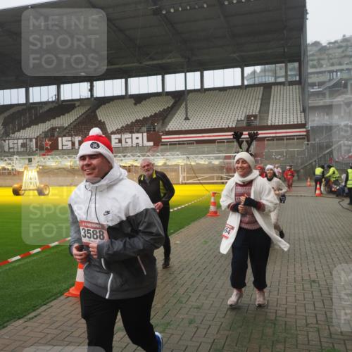 07.12.2025 - St. Pauli X-Mass-Run No. 15 Fabian Wolf http://msf.ph/oto/9365419 07.12.2025 10:13:16 Ziel 1044, 1062, 1126, 1220, 1733, 2711, 2712, 3588, 3589, 4081, 4082, 4083, 4664 meine-sportfotos.de