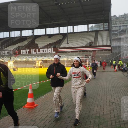 07.12.2025 - St. Pauli X-Mass-Run No. 15 Fabian Wolf http://msf.ph/oto/9365427 07.12.2025 10:13:17 Ziel 1044, 1062, 1126, 1220, 1733, 2711, 2712, 3588, 3589, 4081, 4082, 4083, 4664 meine-sportfotos.de