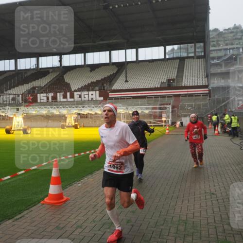 07.12.2025 - St. Pauli X-Mass-Run No. 15 Fabian Wolf http://msf.ph/oto/9365436 07.12.2025 10:13:22 Ziel 1044, 1062, 1126, 1220, 3588, 3589, 4081, 4082, 4083, 4664 meine-sportfotos.de