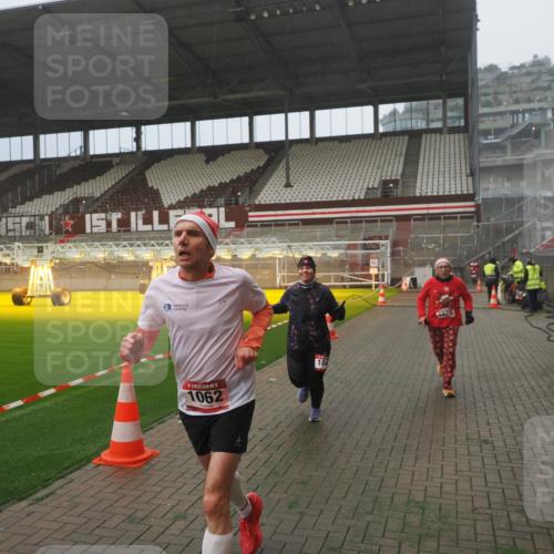 07.12.2025 - St. Pauli X-Mass-Run No. 15 Fabian Wolf http://msf.ph/oto/9365437 07.12.2025 10:13:22 Ziel 1044, 1062, 1126, 1220, 3588, 3589, 4081, 4082, 4083, 4664 meine-sportfotos.de