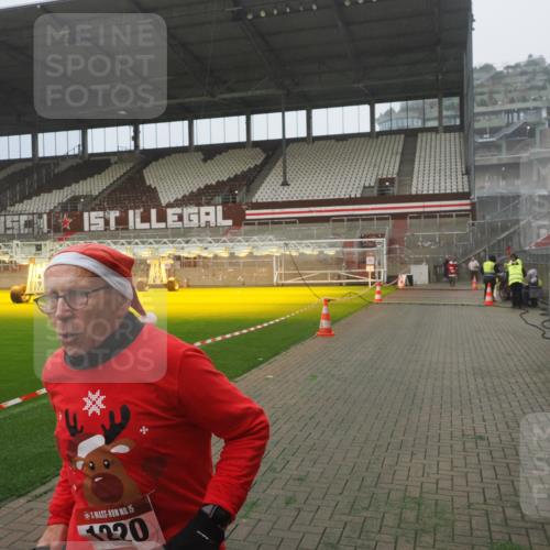07.12.2025 - St. Pauli X-Mass-Run No. 15 Fabian Wolf http://msf.ph/oto/9365448 07.12.2025 10:13:25 Ziel 1044, 1062, 1126, 1220, 4081, 4082, 4083, 4664 meine-sportfotos.de