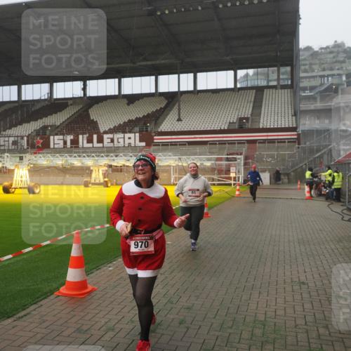 07.12.2025 - St. Pauli X-Mass-Run No. 15 Fabian Wolf http://msf.ph/oto/9365459 07.12.2025 10:13:38 Ziel 88, 970, 1699, 2905 meine-sportfotos.de