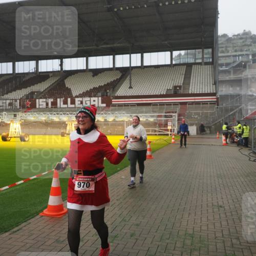 07.12.2025 - St. Pauli X-Mass-Run No. 15 Fabian Wolf http://msf.ph/oto/9365460 07.12.2025 10:13:39 Ziel 88, 970, 1699, 2905 meine-sportfotos.de