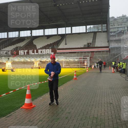 07.12.2025 - St. Pauli X-Mass-Run No. 15 Fabian Wolf http://msf.ph/oto/9365473 07.12.2025 10:13:47 Ziel 88, 970, 1699, 2905, 2951 meine-sportfotos.de