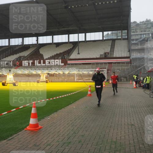 07.12.2025 - St. Pauli X-Mass-Run No. 15 Fabian Wolf http://msf.ph/oto/9365477 07.12.2025 10:13:52 Ziel 1699, 2951, 4371 meine-sportfotos.de