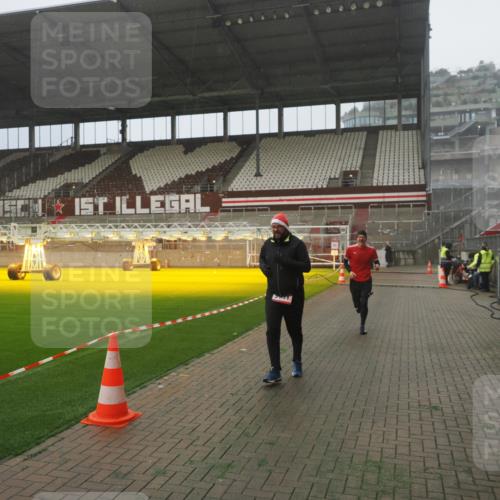 07.12.2025 - St. Pauli X-Mass-Run No. 15 Fabian Wolf http://msf.ph/oto/9365480 07.12.2025 10:13:53 Ziel 1699, 2951, 4371 meine-sportfotos.de