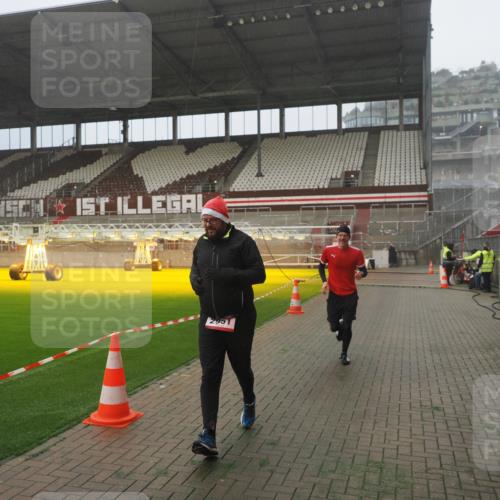 07.12.2025 - St. Pauli X-Mass-Run No. 15 Fabian Wolf http://msf.ph/oto/9365482 07.12.2025 10:13:54 Ziel 1699, 2951, 4371 meine-sportfotos.de