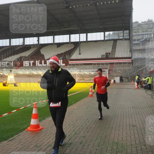 07.12.2025 - St. Pauli X-Mass-Run No. 15 Fabian Wolf http://msf.ph/oto/9365483 07.12.2025 10:13:55 Ziel 1699, 2951, 4371 meine-sportfotos.de