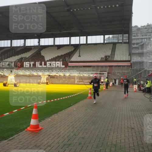 07.12.2025 - St. Pauli X-Mass-Run No. 15 Fabian Wolf http://msf.ph/oto/9365490 07.12.2025 10:14:05 Ziel 2951, 4371, 4502, 4526 meine-sportfotos.de
