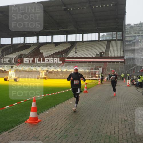 07.12.2025 - St. Pauli X-Mass-Run No. 15 Fabian Wolf http://msf.ph/oto/9365493 07.12.2025 10:14:06 Ziel 3243, 4371, 4502, 4526 meine-sportfotos.de