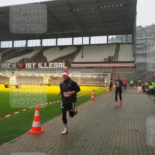 07.12.2025 - St. Pauli X-Mass-Run No. 15 Fabian Wolf http://msf.ph/oto/9365495 07.12.2025 10:14:06 Ziel 3243, 4371, 4502, 4526 meine-sportfotos.de