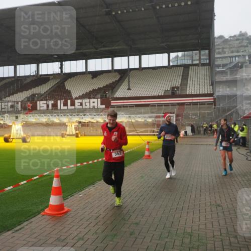 07.12.2025 - St. Pauli X-Mass-Run No. 15 Fabian Wolf http://msf.ph/oto/9365514 07.12.2025 10:14:19 Ziel 174, 352, 3243, 4489, 4502, 4526, 4545 meine-sportfotos.de