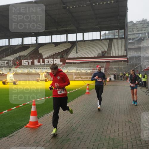 07.12.2025 - St. Pauli X-Mass-Run No. 15 Fabian Wolf http://msf.ph/oto/9365515 07.12.2025 10:14:19 Ziel 174, 352, 3243, 4489, 4502, 4526, 4545 meine-sportfotos.de