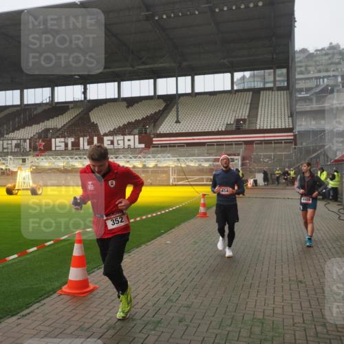 07.12.2025 - St. Pauli X-Mass-Run No. 15 Fabian Wolf http://msf.ph/oto/9365516 07.12.2025 10:14:19 Ziel 174, 352, 3243, 4489, 4502, 4526, 4545 meine-sportfotos.de