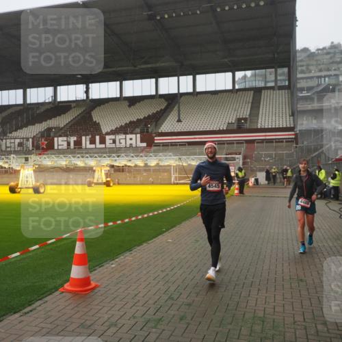 07.12.2025 - St. Pauli X-Mass-Run No. 15 Fabian Wolf http://msf.ph/oto/9365519 07.12.2025 10:14:20 Ziel 174, 352, 3243, 4489, 4502, 4526, 4545 meine-sportfotos.de