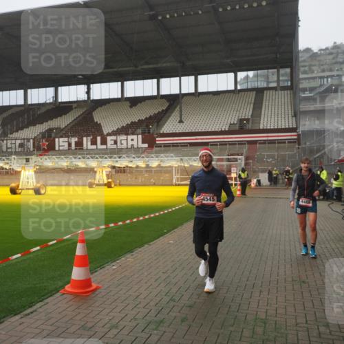 07.12.2025 - St. Pauli X-Mass-Run No. 15 Fabian Wolf http://msf.ph/oto/9365520 07.12.2025 10:14:20 Ziel 174, 352, 3243, 4489, 4502, 4526, 4545 meine-sportfotos.de