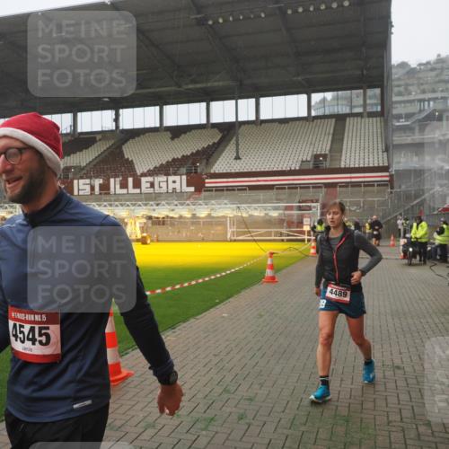 07.12.2025 - St. Pauli X-Mass-Run No. 15 Fabian Wolf http://msf.ph/oto/9365529 07.12.2025 10:14:22 Ziel 174, 352, 1158, 3243, 4489, 4545 meine-sportfotos.de