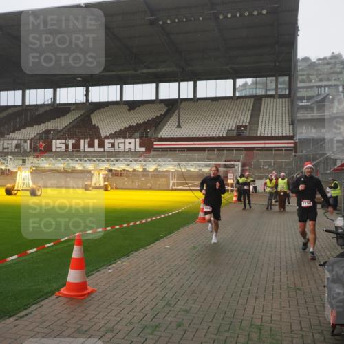 07.12.2025 - St. Pauli X-Mass-Run No. 15 Fabian Wolf http://msf.ph/oto/9365537 07.12.2025 10:14:32 Ziel 352, 1158, 2564, 2617, 2618, 2864, 4489, 4508, 4545 meine-sportfotos.de