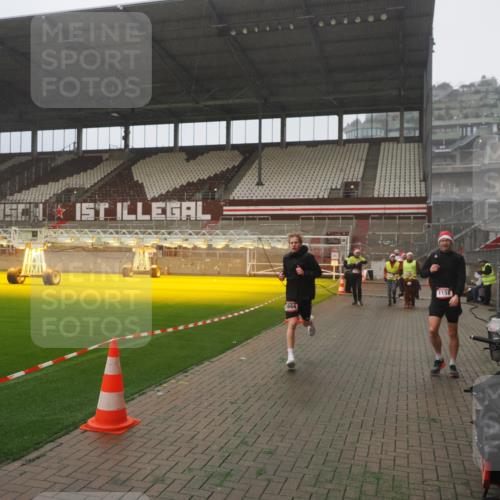 07.12.2025 - St. Pauli X-Mass-Run No. 15 Fabian Wolf http://msf.ph/oto/9365538 07.12.2025 10:14:32 Ziel 352, 1158, 2564, 2617, 2618, 2864, 4489, 4508, 4545 meine-sportfotos.de