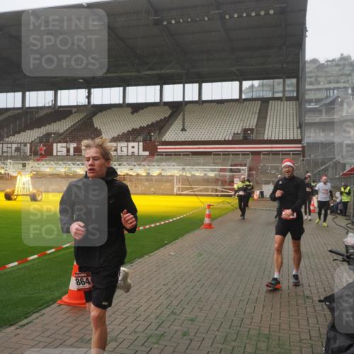 07.12.2025 - St. Pauli X-Mass-Run No. 15 Fabian Wolf http://msf.ph/oto/9365544 07.12.2025 10:14:33 Ziel 352, 1158, 2564, 2617, 2618, 2864, 3565, 4508, 4545 meine-sportfotos.de