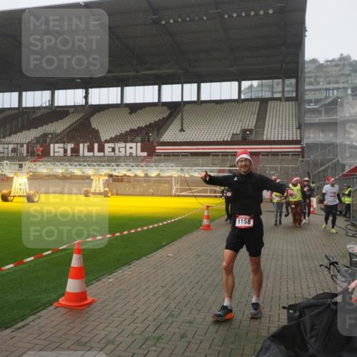 07.12.2025 - St. Pauli X-Mass-Run No. 15 Fabian Wolf http://msf.ph/oto/9365546 07.12.2025 10:14:34 Ziel 352, 1158, 2564, 2617, 2618, 2864, 3565, 4508, 4545 meine-sportfotos.de