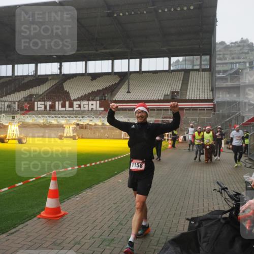 07.12.2025 - St. Pauli X-Mass-Run No. 15 Fabian Wolf http://msf.ph/oto/9365548 07.12.2025 10:14:35 Ziel 1158, 2564, 2617, 2618, 2864, 3565, 4508 meine-sportfotos.de