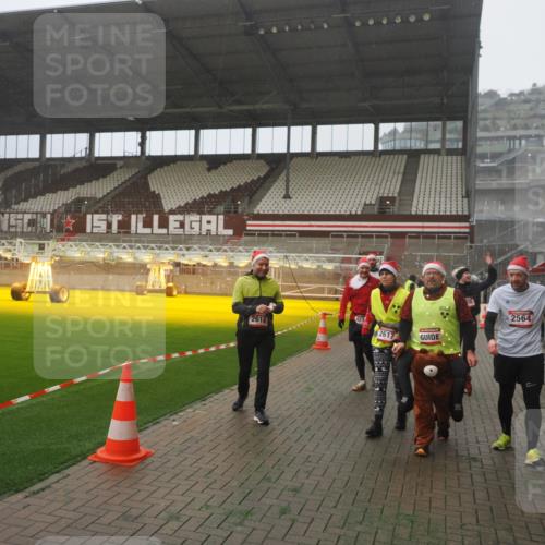 07.12.2025 - St. Pauli X-Mass-Run No. 15 Fabian Wolf http://msf.ph/oto/9365553 07.12.2025 10:14:40 Ziel 1158, 2564, 2617, 2618, 2864, 3481, 3565, 4508 meine-sportfotos.de