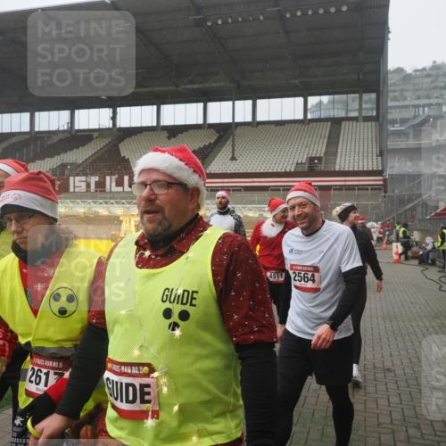 07.12.2025 - St. Pauli X-Mass-Run No. 15 Fabian Wolf http://msf.ph/oto/9365567 07.12.2025 10:14:43 Ziel 2564, 2617, 2618, 2864, 3481, 3565, 4508 meine-sportfotos.de