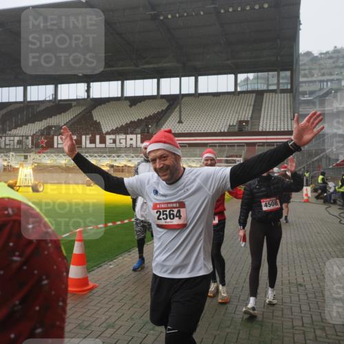 07.12.2025 - St. Pauli X-Mass-Run No. 15 Fabian Wolf http://msf.ph/oto/9365570 07.12.2025 10:14:44 Ziel 2564, 2617, 2618, 2864, 3481, 3565, 4508 meine-sportfotos.de