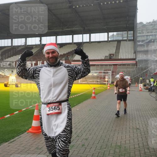 07.12.2025 - St. Pauli X-Mass-Run No. 15 Fabian Wolf http://msf.ph/oto/9365587 07.12.2025 10:14:47 Ziel 1867, 1873, 2864, 3481, 3565, 4508 meine-sportfotos.de