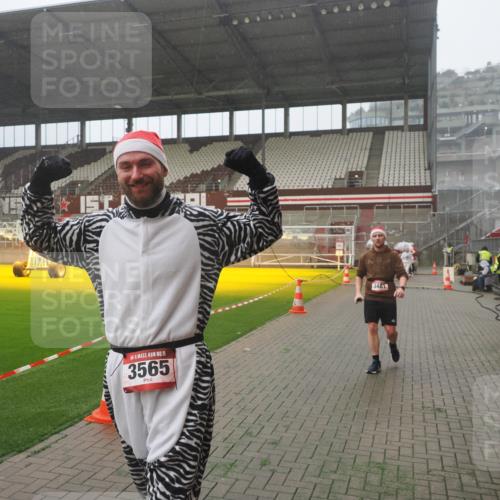 07.12.2025 - St. Pauli X-Mass-Run No. 15 Fabian Wolf http://msf.ph/oto/9365588 07.12.2025 10:14:48 Ziel 1363, 1867, 1869, 1873, 3481, 3565, 4508 meine-sportfotos.de