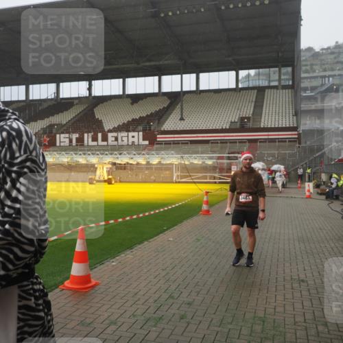 07.12.2025 - St. Pauli X-Mass-Run No. 15 Fabian Wolf http://msf.ph/oto/9365590 07.12.2025 10:14:48 Ziel 1363, 1867, 1869, 1873, 3481, 3565, 4508 meine-sportfotos.de