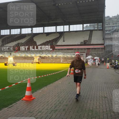 07.12.2025 - St. Pauli X-Mass-Run No. 15 Fabian Wolf http://msf.ph/oto/9365592 07.12.2025 10:14:49 Ziel 1363, 1867, 1869, 1873, 3481, 3565, 4508 meine-sportfotos.de