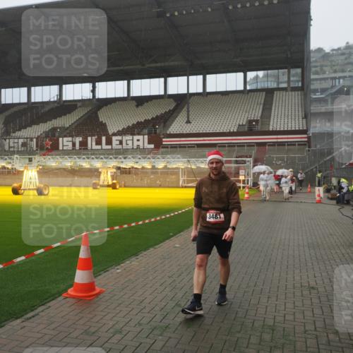 07.12.2025 - St. Pauli X-Mass-Run No. 15 Fabian Wolf http://msf.ph/oto/9365593 07.12.2025 10:14:50 Ziel 1363, 1867, 1869, 1873, 3481, 3565 meine-sportfotos.de