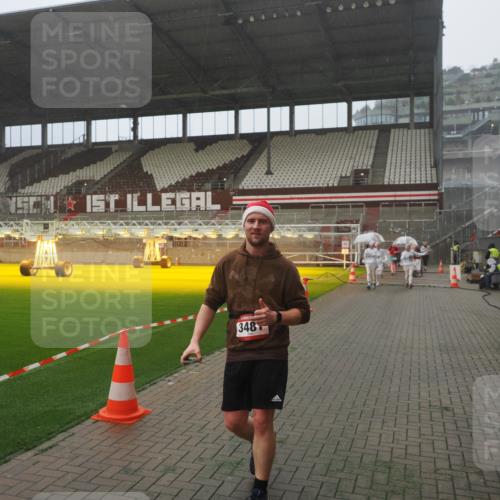 07.12.2025 - St. Pauli X-Mass-Run No. 15 Fabian Wolf http://msf.ph/oto/9365597 07.12.2025 10:14:50 Ziel 1363, 1867, 1869, 1873, 3481, 3565 meine-sportfotos.de