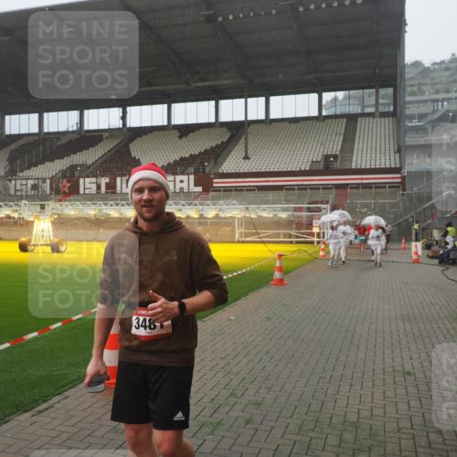 07.12.2025 - St. Pauli X-Mass-Run No. 15 Fabian Wolf http://msf.ph/oto/9365600 07.12.2025 10:14:51 Ziel 1363, 1867, 1869, 1873, 3481, 3565, 4001, 4004 meine-sportfotos.de