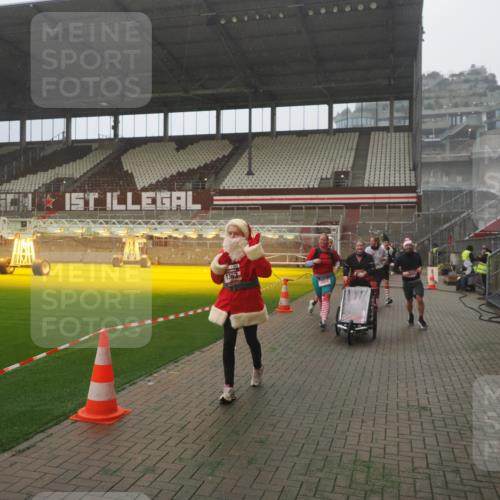 07.12.2025 - St. Pauli X-Mass-Run No. 15 Fabian Wolf http://msf.ph/oto/9365623 07.12.2025 10:15:00 Ziel 762, 1363, 1867, 1869, 1873, 2883, 2891, 3741, 4001, 4004 meine-sportfotos.de