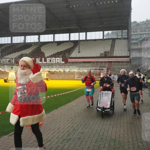 07.12.2025 - St. Pauli X-Mass-Run No. 15 Fabian Wolf http://msf.ph/oto/9365629 07.12.2025 10:15:01 Ziel 762, 1363, 1867, 1869, 1873, 2883, 2891, 3741, 4001, 4004 meine-sportfotos.de